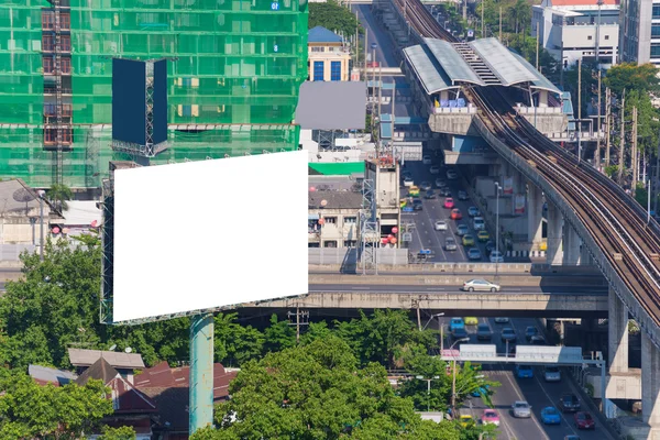 大空白广告牌上立交桥与市视图背景. — 图库照片