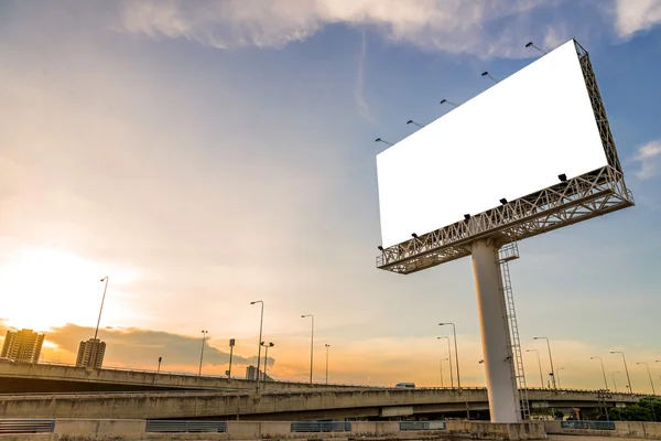 Gran valla publicitaria en blanco con vista a la ciudad y fondo — Foto de Stock