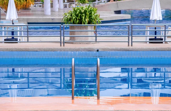 Modrý bazén v hotelu se schodištěm — Stock fotografie