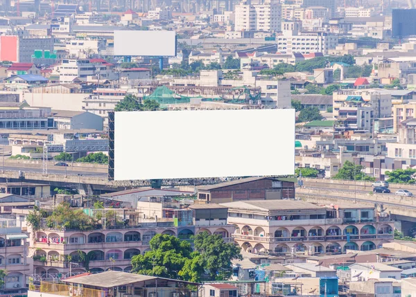 Cartelera en blanco grande con fondo de vista de ciudad —  Fotos de Stock