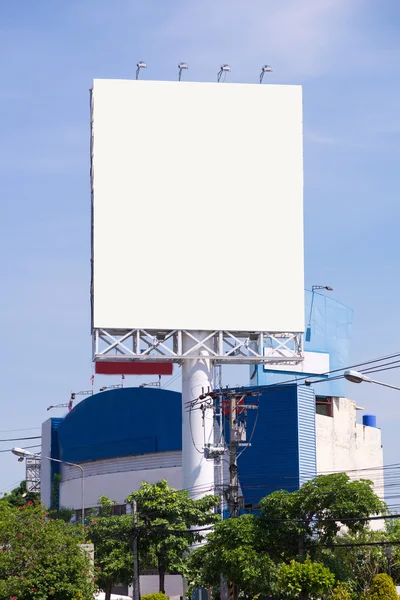 Große leere Plakatwand mit Hintergrund mit Stadtblick — Stockfoto