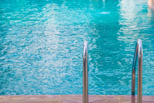 Μπλε πισίνα στο ξενοδοχείο με σκάλα. — Φωτογραφία Αρχείου