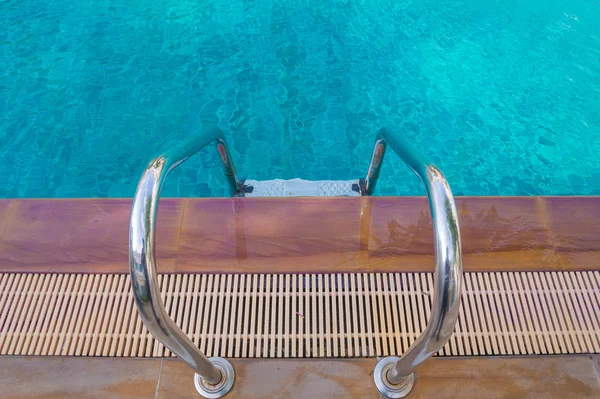 Μπλε πισίνα στο ξενοδοχείο με σκάλα. — Φωτογραφία Αρχείου