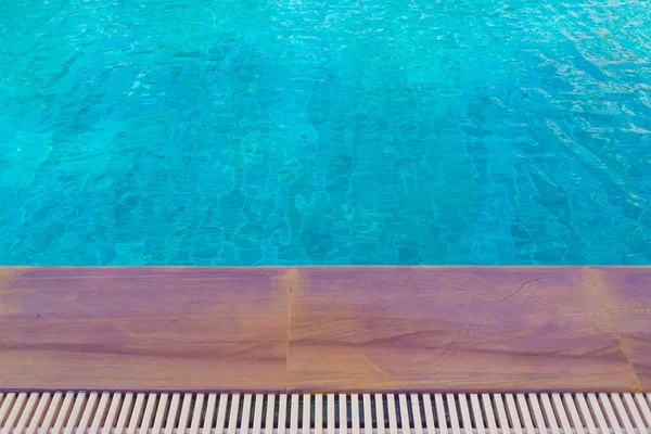 Piscina azul con reflejos soleados . — Foto de Stock