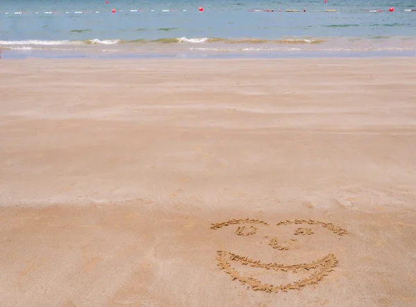 Cara de escritura en la arena en la playa —  Fotos de Stock
