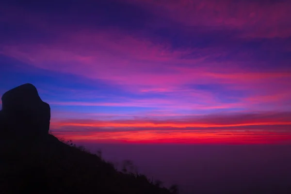 Colorido de la escena del amanecer con niebla en la montaña en Doi Mokoju Th —  Fotos de Stock