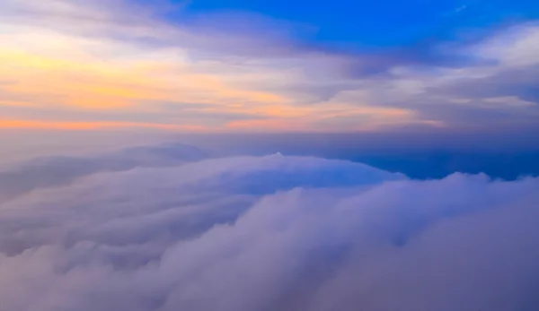 Colorido de la escena del amanecer con niebla en la montaña en Doi Mokoju Th —  Fotos de Stock