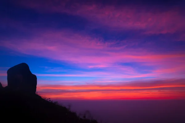 Красочная сцена восхода солнца с туманом на горе в Дои Мокоджу — стоковое фото