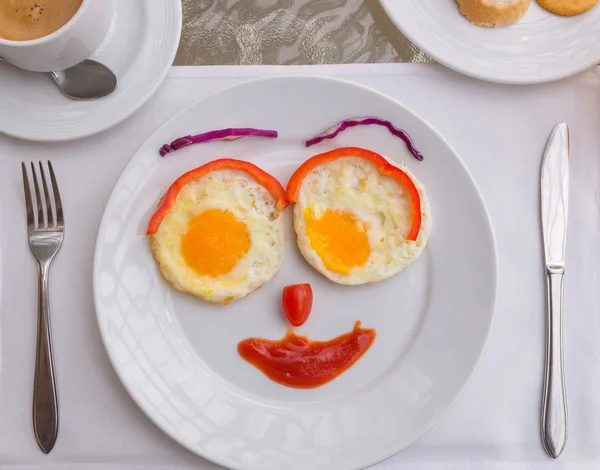 Glückliches Gesicht beim Eier braten Frühstück — Stockfoto