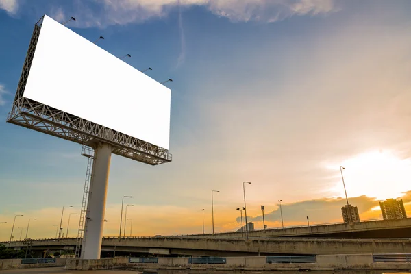 Büyük boş billboard gün batımı ile yeni reklam için hazır. — Stok fotoğraf