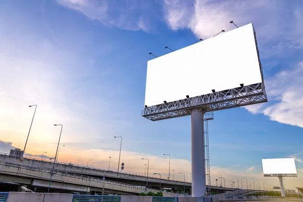 Große leere Plakatwand bereit für neue Werbung mit Sonnenuntergang. — Stockfoto