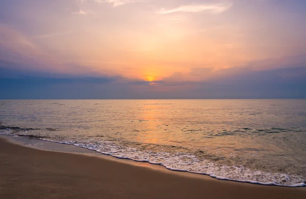 Sunrise on the beach of andaman sea — Stock Photo, Image