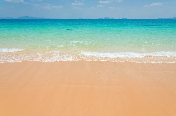 Tropikalny piasek plaża Tajlandii Andaman morze. — Zdjęcie stockowe