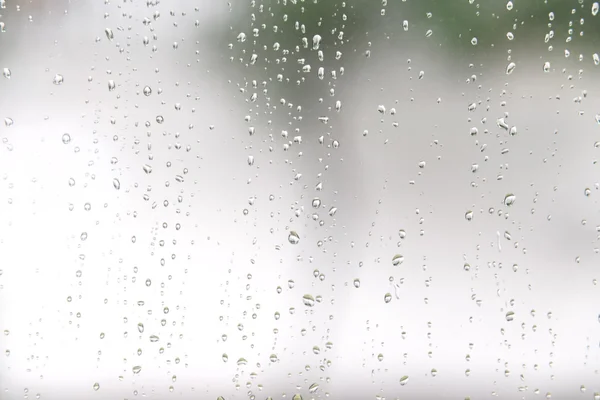 Wassertropfen auf Glas und tropfen herunter — Stockfoto