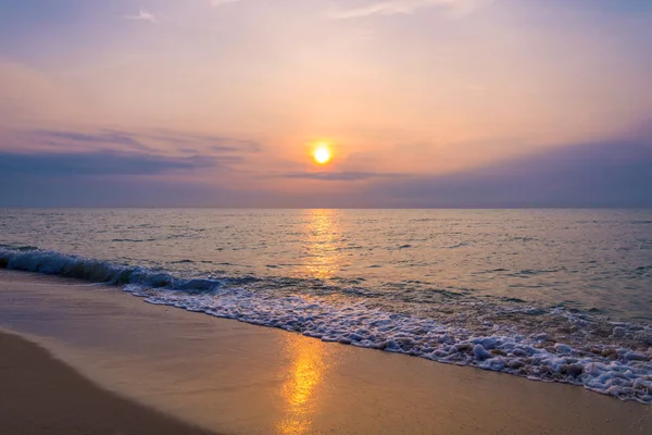 Sunrise on the beach of andaman sea — Stock Photo, Image