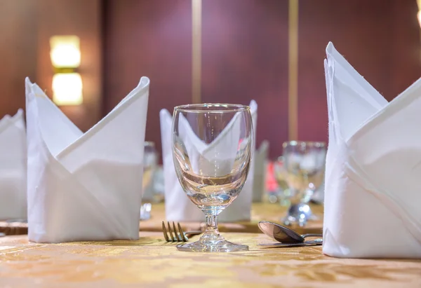 Eleganza di bicchieri sul tavolo allestito per la sala da pranzo — Foto Stock