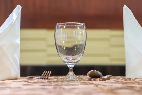 Eleganza di bicchieri sul tavolo allestito per la sala da pranzo — Foto Stock