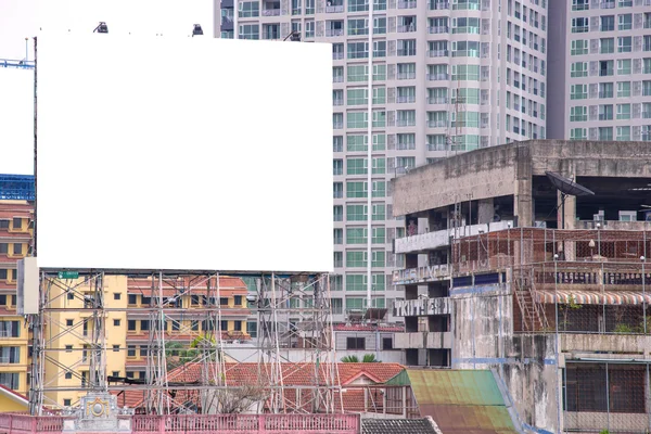 Cartelera en blanco grande con fondo de vista de ciudad —  Fotos de Stock