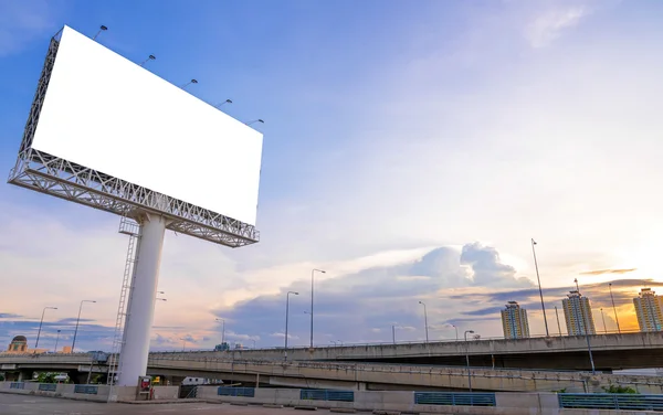 Grande cartellone bianco pronto per la nuova pubblicità con tramonto — Foto Stock