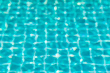 güneşli yansımaları ile mavi Yüzme Havuzu