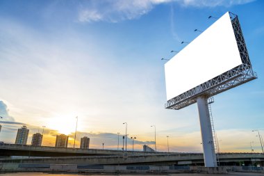büyük boş billboard gün batımı ile yeni reklam için hazır