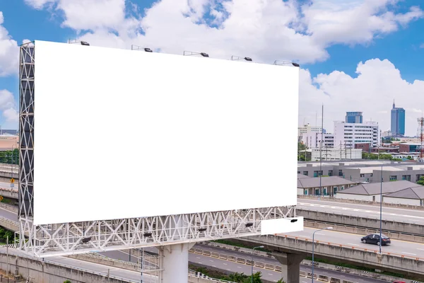 Gran valla publicitaria en blanco en la carretera con vista a la ciudad fondo — Foto de Stock