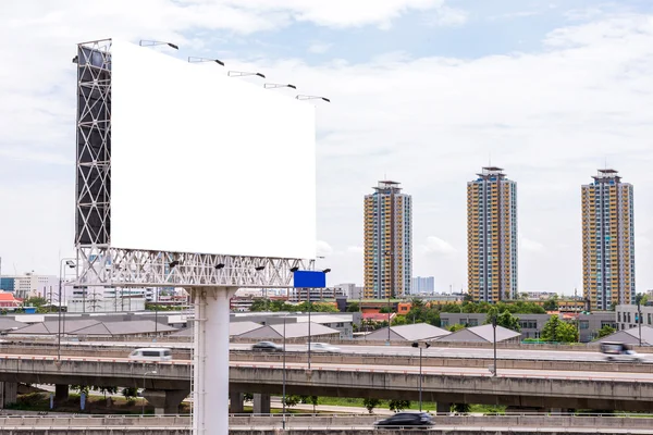 Gran valla publicitaria en blanco en la carretera con vista a la ciudad fondo —  Fotos de Stock