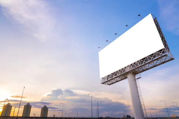 Große leere Plakatwand bereit für neue Werbung mit Sonnenuntergang — Stockfoto