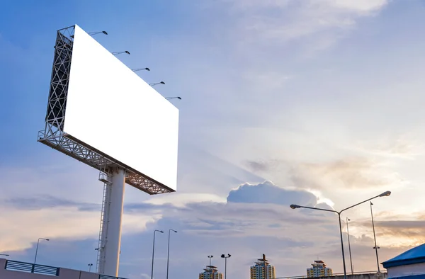 Grande cartellone bianco su strada con sfondo vista città — Foto Stock