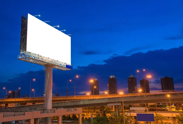 Panneau publicitaire vierge à l'heure du crépuscule pour la publicité — Photo