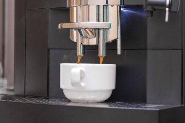 Kahve makinesi kafede espresso yapıyor.
