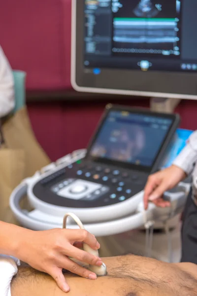 Närbild av mannen att få en ultraljud skanna på buken av läkare — Stockfoto