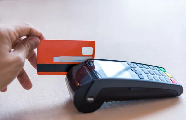 Ręka Swiping karta kredytowa na Pos terminali w sklepie — Zdjęcie stockowe