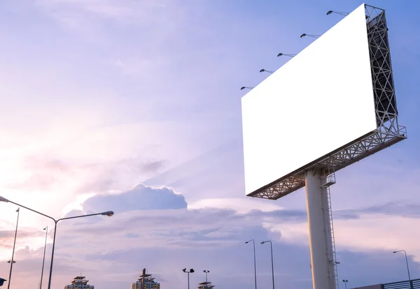 Groot leeg billboard klaar voor nieuwe advertentie met zonsondergang — Stockfoto