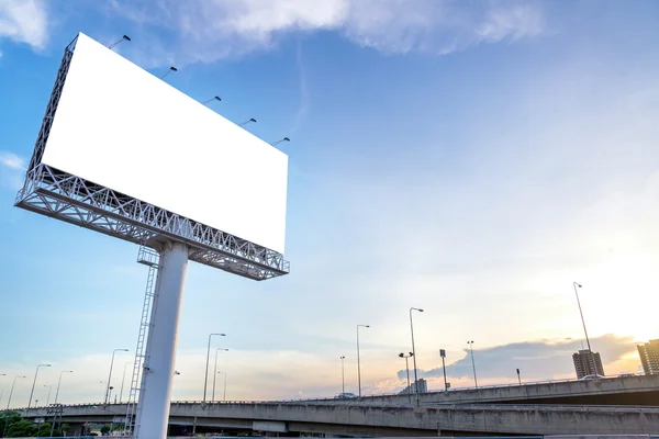 Grande cartellone bianco su strada con sfondo vista città — Foto Stock