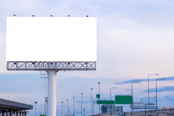 Gran valla publicitaria en blanco en la carretera con vista a la ciudad fondo — Foto de Stock
