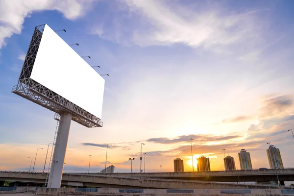 Duże puste billboard gotowy na nowe reklamy z zachodu słońca — Zdjęcie stockowe