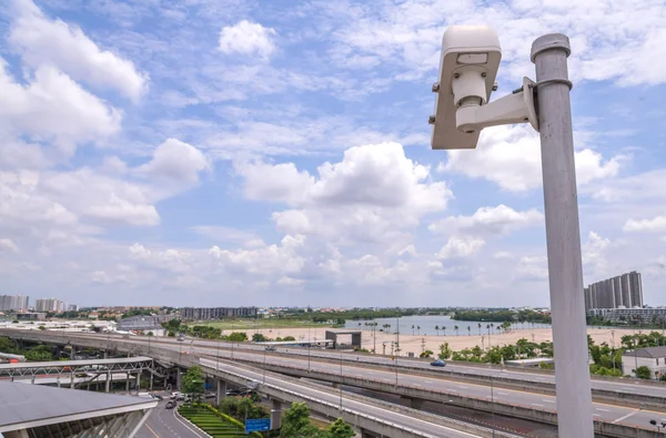 Telecamera di sicurezza CCTV su strada in città — Foto Stock