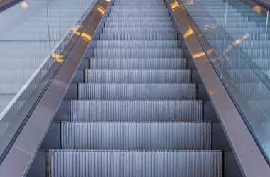 modern ofis binası içinde yürüyen merdiven