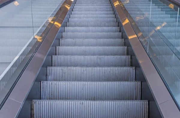 Escaleras mecánicas escalera interior moderno edificio de oficinas — Foto de Stock