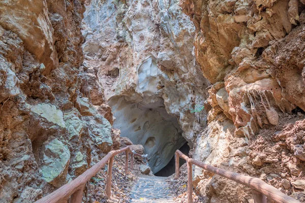 Camino cueva subterránea con estalagmitas y estalactitas — Foto de Stock