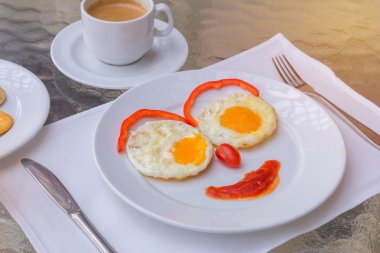 Mutlu yüz kızartma yumurta kahvaltı kahve ile