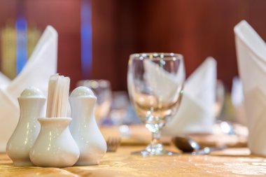 yemek odası masa kurmak