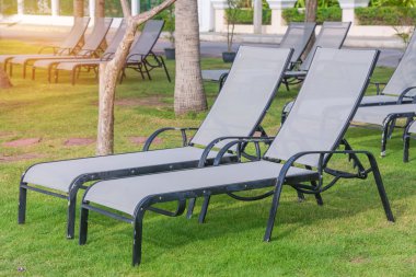 Tropikal beach Park'ta üzerinde boş şezlong