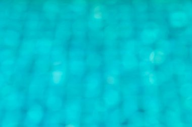 güneşli yansımaları ile mavi Yüzme Havuzu