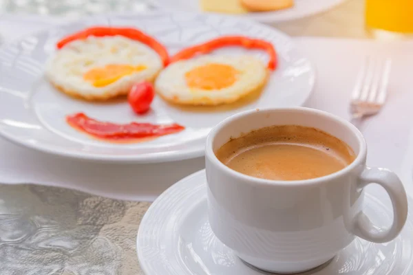 Glückliches Gesicht Eier braten Frühstück mit Kaffee — Stockfoto