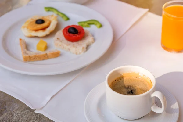 Happy Face Friture oeufs petit déjeuner avec café — Photo