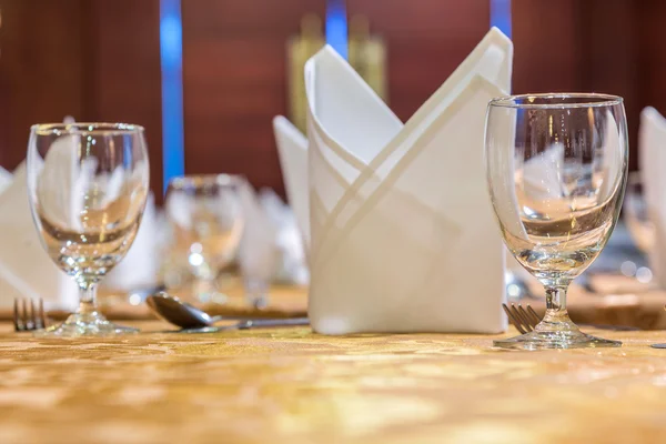 Elegancia de vasos en la mesa configurada para el comedor —  Fotos de Stock