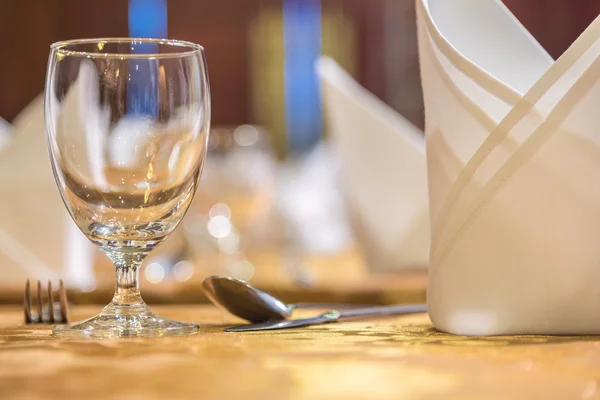 Elegancia de vasos en la mesa configurada para el comedor — Foto de Stock