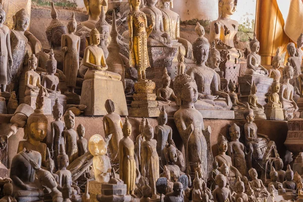 Den gamla Buddha-statyn i grottan på Laos — Stockfoto